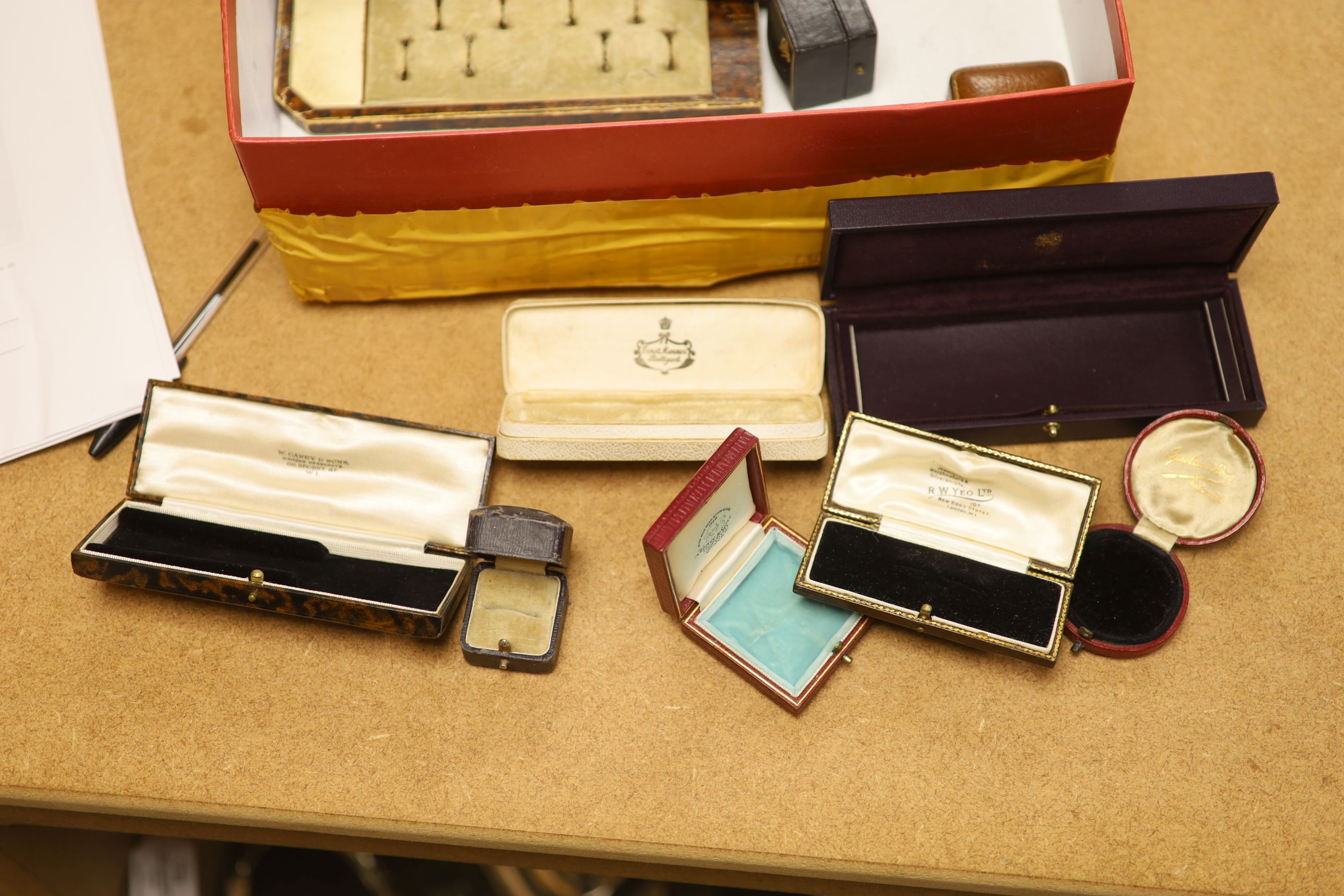 A mixed quantity of assorted jewellery boxes.